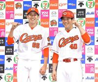 　お立ち台で笑顔を見せる遠藤（左）と磯村