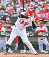 　７回、足に死球を受ける秋山（撮影・立川洋一郎）