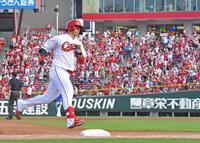 　７回、満塁本塁打を放ちファンの大歓声の中、本塁へと向かう坂倉（撮影・立川洋一郎）