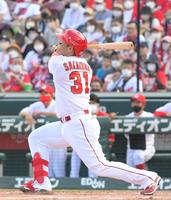 　７回、１３号満塁本塁打を放つ坂倉（撮影・立川洋一郎）