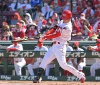 　４回、適時内野安打を放つ玉村（撮影・立川洋一郎）