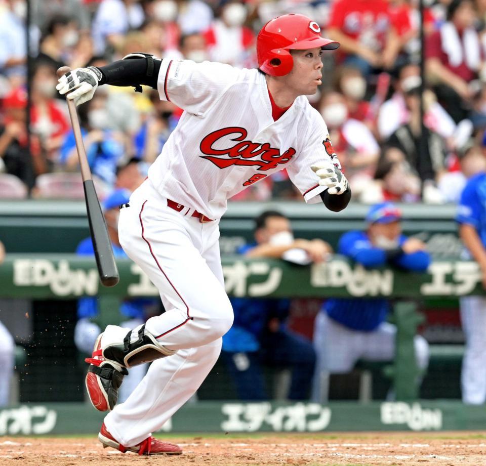 　５回、右前へ適時打を放つ秋山（撮影・立川洋一郎）