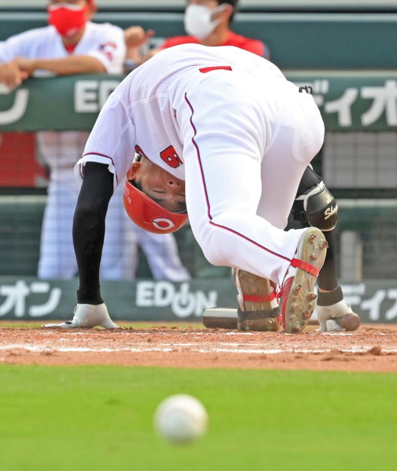 　７回、足に死球を受けて苦悶の表情を見せる秋山（撮影・立川洋一郎）