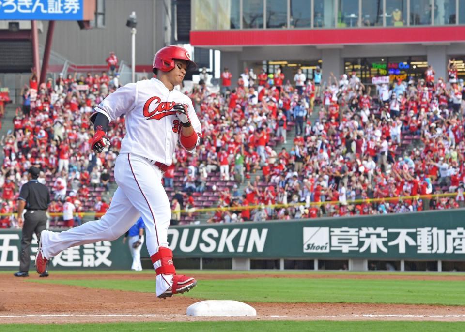 　７回、満塁本塁打を放ちファンの大歓声の中、本塁へと向かう坂倉（撮影・立川洋一郎）