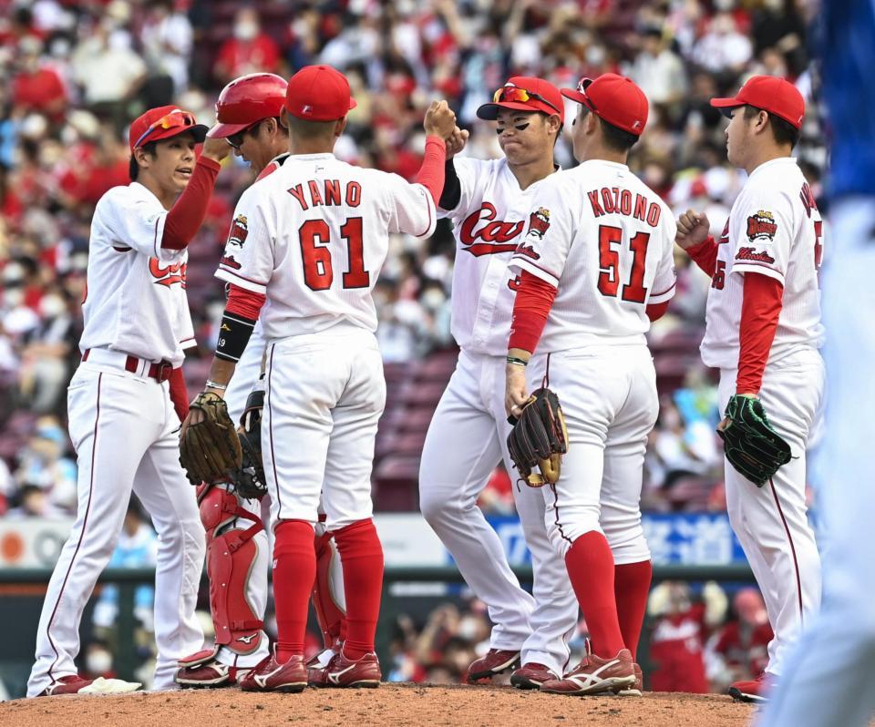 　ＤｅＮＡに快勝し、タッチを交わす広島ナイン