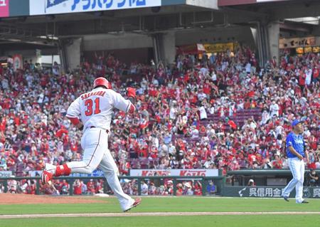 　７回、満塁本塁打を放ちファンの大歓声の中、ベースを回る坂倉（撮影・立川洋一郎）