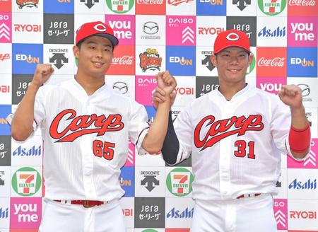 　お立ち台で坂倉（右）と笑顔を見せる玉村