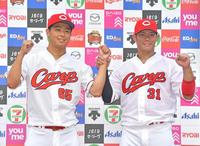 　お立ち台で坂倉（右）と笑顔を見せる玉村