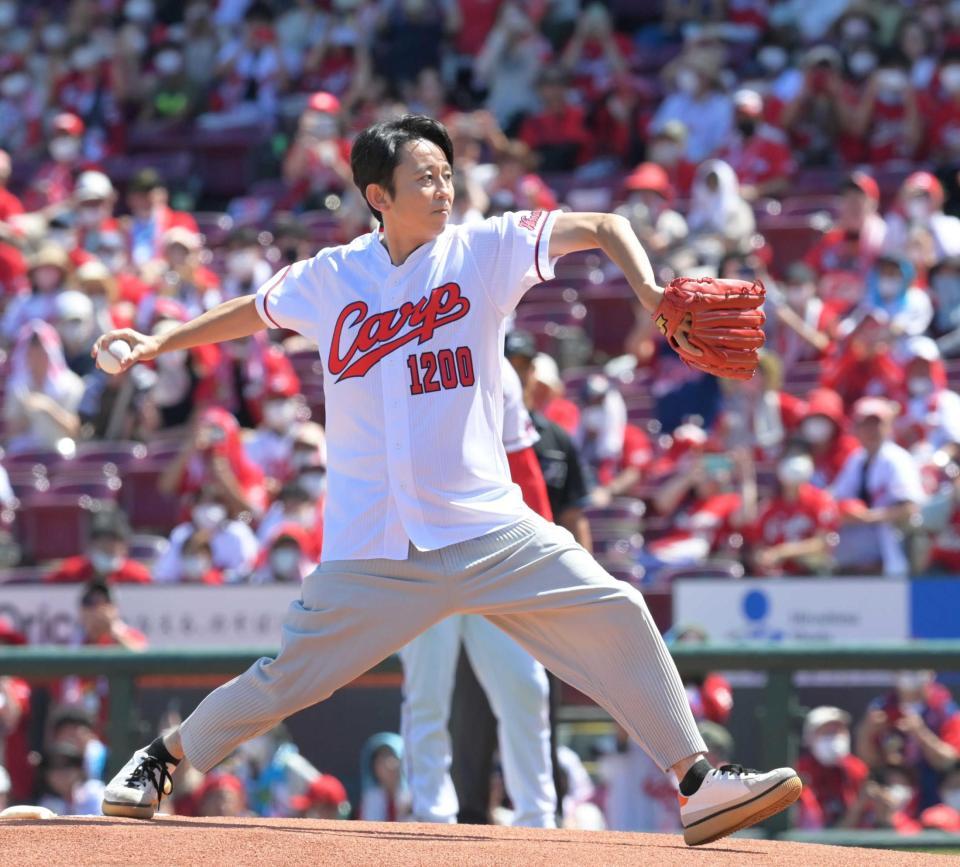 　　始球式を務める有吉（撮影・立川洋一郎）