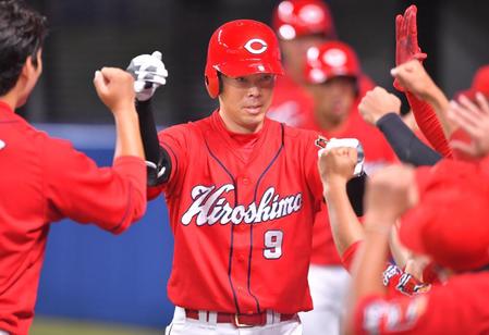 　３回、右越えに３ランを放ち、ナインとタッチを交わす秋山（撮影・吉澤敬太）