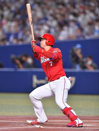 　１回、左越えに二塁打を放つ堂林（撮影・吉澤敬太）