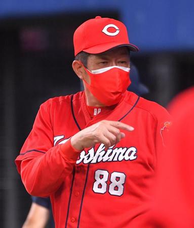 　選手交代を告げにベンチを出る佐々岡監督（撮影・吉澤敬太）