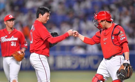 　最後を締め、磯村（右）とタッチを交わす栗林（撮影・吉澤敬太）