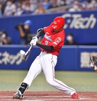 　３回、右越えに３ランを放つ秋山（撮影・吉澤敬太）