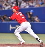 　３回、右越えに３ランを放つ秋山（撮影・吉澤敬太）