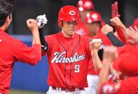 　３回、右越えに３ランを放ち、ナインとタッチを交わす秋山（撮影・吉澤敬太）