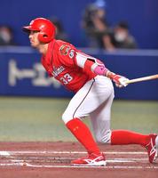 　３回、左前打を放つ菊池涼（撮影・吉澤敬太）