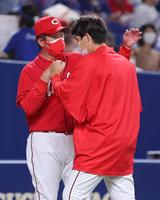 　九里（右）を迎える佐々岡監督