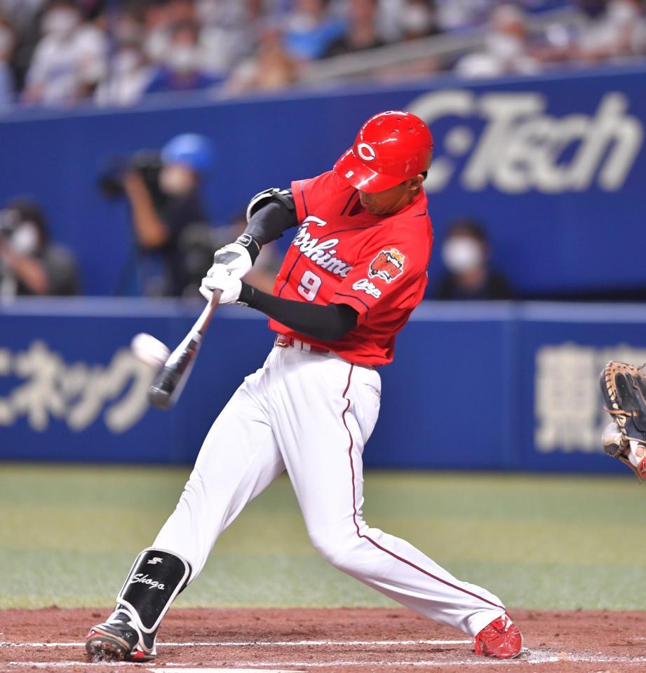 　３回、右越えに３ランを放つ秋山（撮影・吉澤敬太）