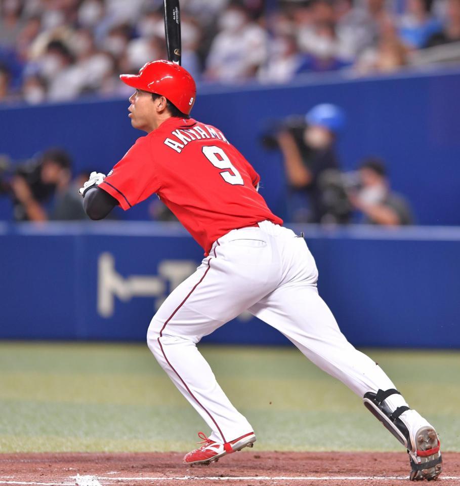 　３回、右越えに３ランを放つ秋山（撮影・吉澤敬太）