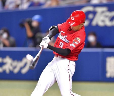 　３回、右越えに先制３ランを放つ秋山（撮影・吉澤敬太）