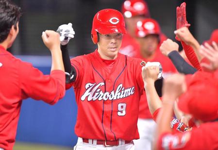 　ベンチ前でナインとタッチを交わす秋山（撮影・吉澤敬太）