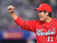 　６回を投げ終え、笑顔でナインを迎える九里（撮影・吉澤敬太）