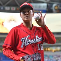 　試合前、ファンの応援に応える森（撮影・吉澤敬太）