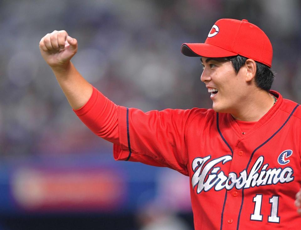 　６回を投げ終え、笑顔でナインを迎える九里（撮影・吉澤敬太）