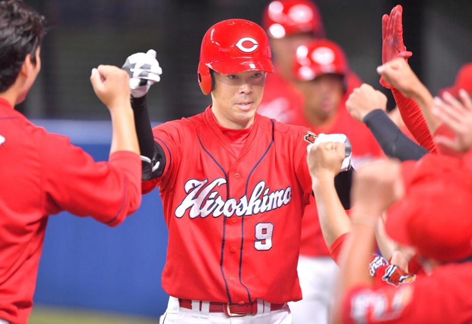 　ベンチ前でナインとタッチを交わす秋山（撮影・吉澤敬太）