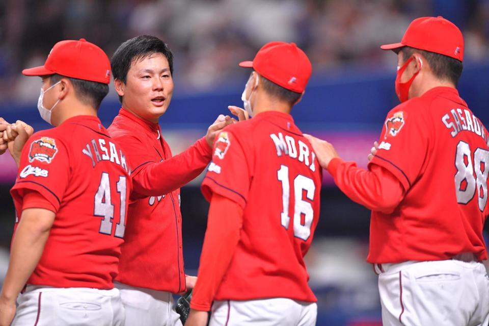 　最後を締め、森（１６）にウイニングボールをプレゼントする栗林（左から２人目）　（撮影・吉澤敬太）