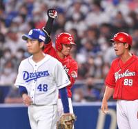 ６回、勝ち越しの２点適時打を放ち、ベンチに向かって右腕を掲げる坂倉（撮影・吉澤敬太）