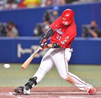 ６回、右前に２点適時打を放つ坂倉