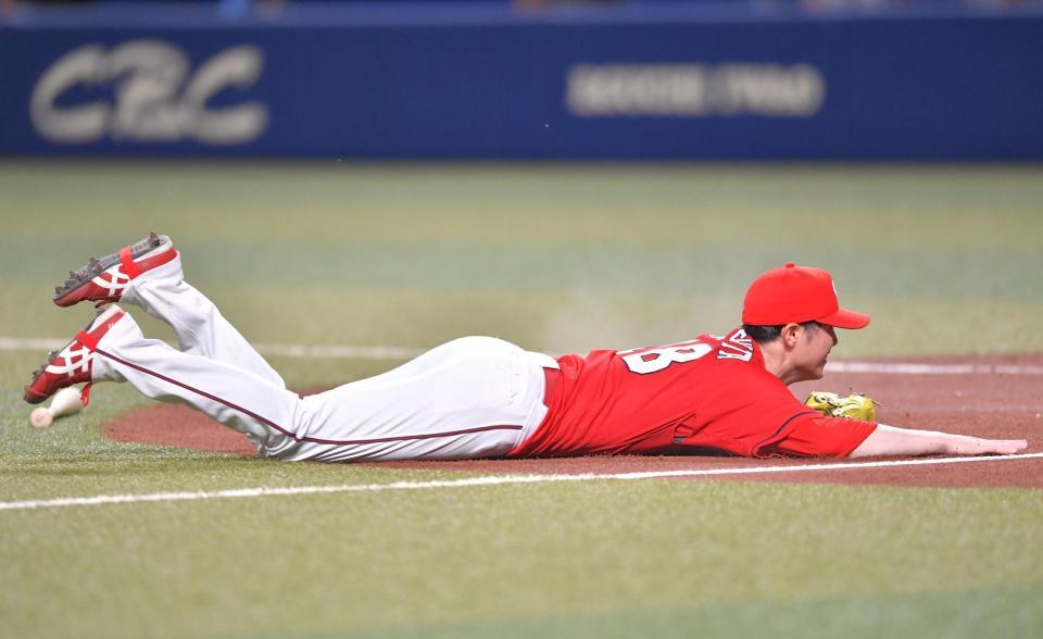 　４回、土田のスクイズの打球を捕球し本塁へトスした森下（撮影・吉澤敬太）