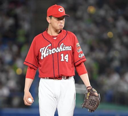 　６回、長岡に勝ち越し２ランを浴び悔しがる大瀬良（撮影・金田祐二）