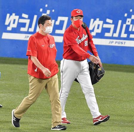 　ヤクルトに敗れ、グラウンドを後にする佐々岡監督（右）＝撮影・伊藤笙子