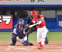 　４回、レフトへ適時打を放つ上本（撮影・伊藤笙子）