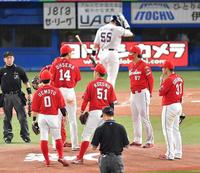 　５回、一打逆転の場面で村上を迎え、マウンドに集まる広島ナイン（撮影・伊藤笙子）