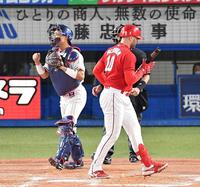 　９回、空振り三振に倒れ、最後の打者となったマクブルーム（右）＝撮影・伊藤笙子
