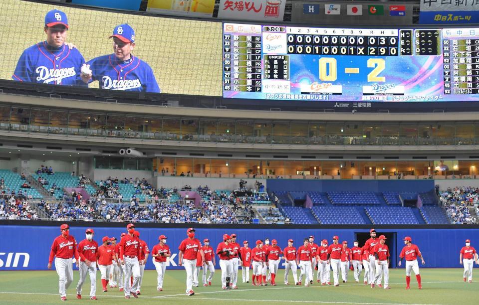 　立浪監督にプロ初勝利を祝福される上田（左上）が映るビジョンの下、名古屋のファンにあいさつした佐々岡監督（左端）ら広島ナイン（撮影・吉澤敬太）