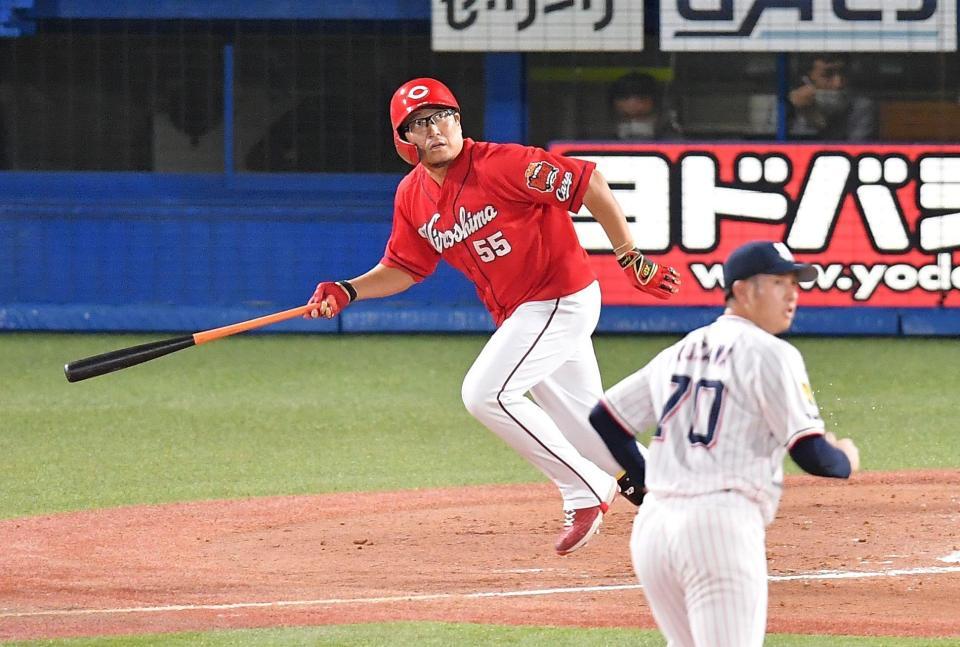 　４回、左犠飛を打ち上げ、打球を見つめる松山（撮影・伊藤笙子）