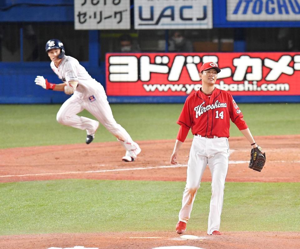 　５回、塩見（奥）に同点２ランを浴びた大瀬良（撮影・伊藤笙子）