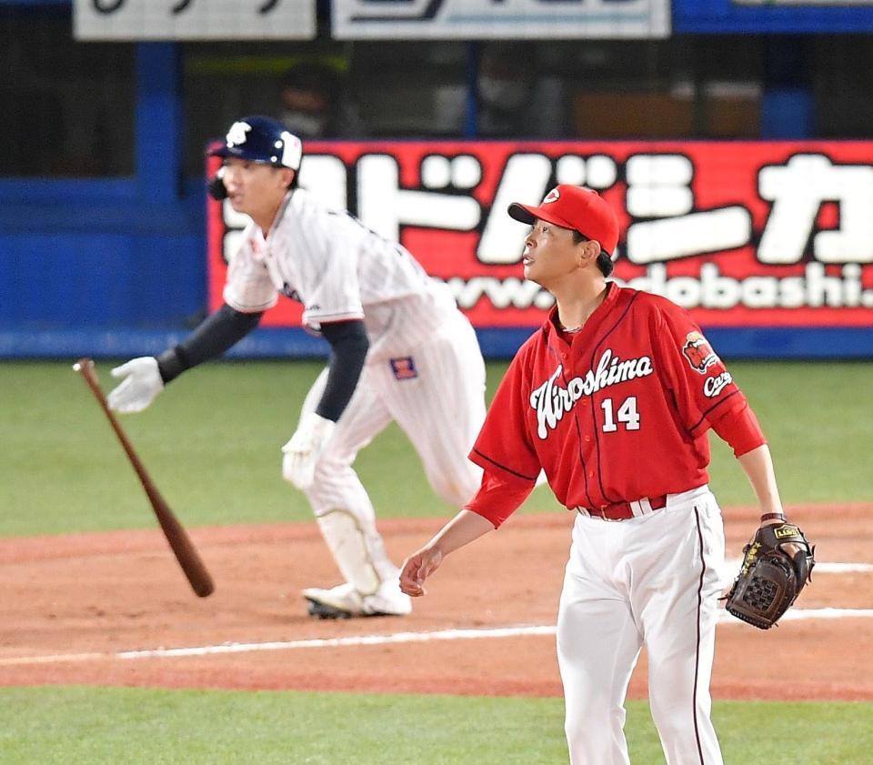 　６回、長岡（奥）に勝ち越し２ランを浴びた大瀬良（撮影・伊藤笙子）