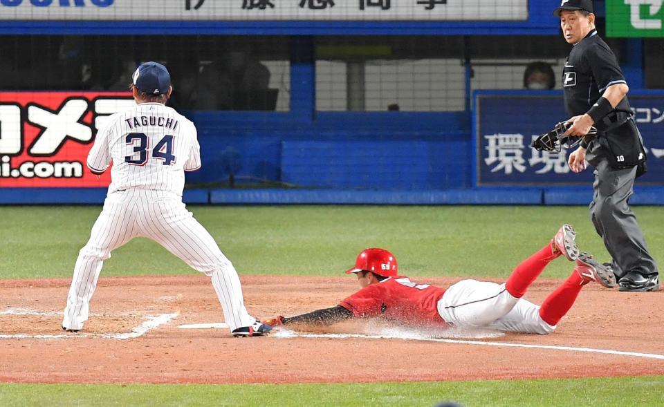 　７回、田口（左）の暴投間に生還する二走・大盛（撮影・伊藤笙子）