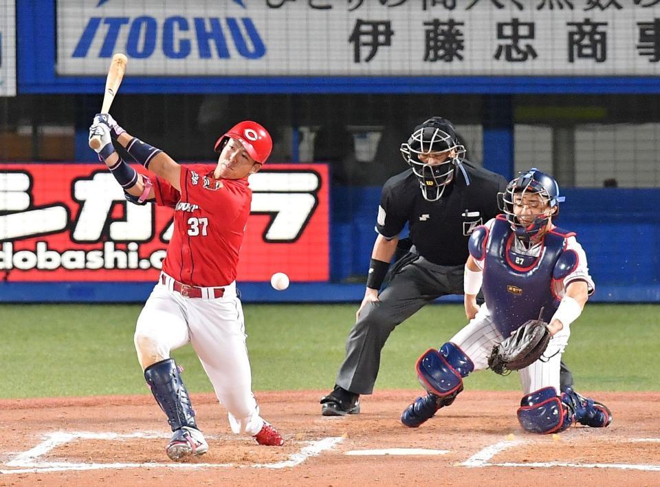 　７回、野間（左）への初球を捕球できず、後逸する中村（撮影・伊藤笙子）