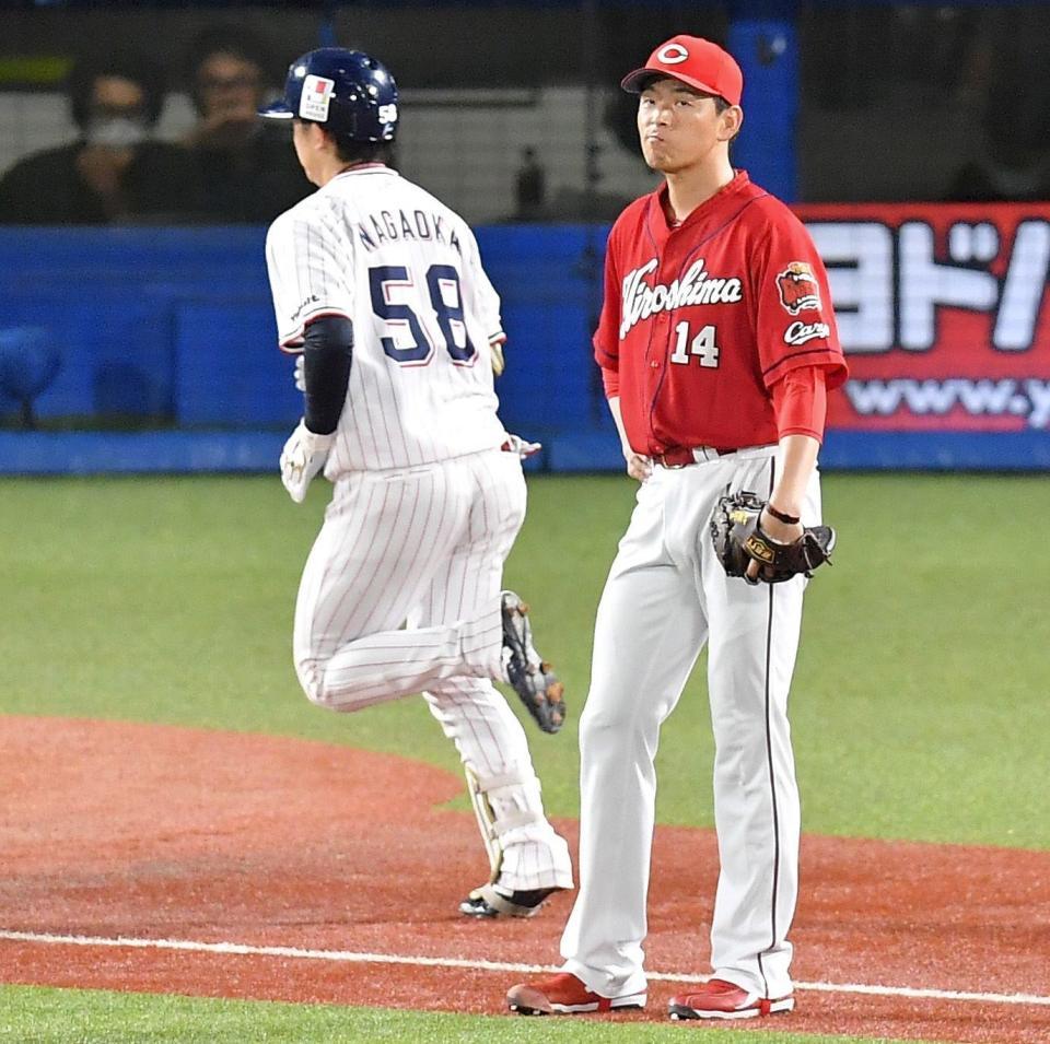 　６回、長岡（左）に勝ち越し２ランを浴びた大瀬良（撮影・伊藤笙子）