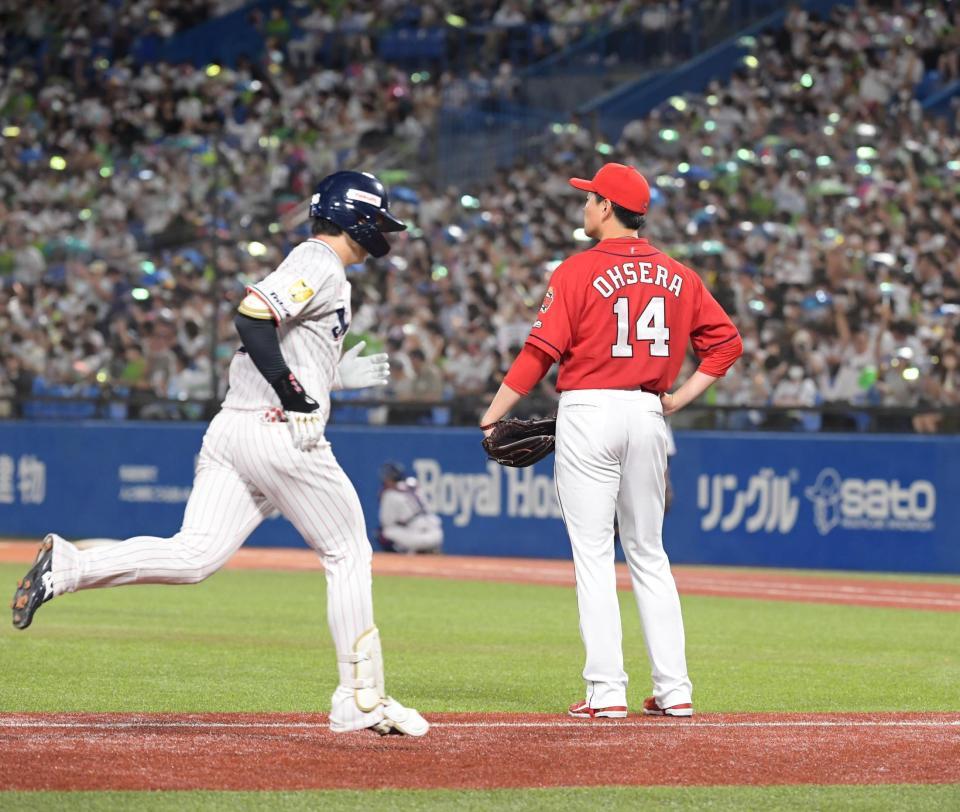 　６回、長岡に勝ち越し２ランを浴びぼう然の大瀬良（撮影・金田祐二）