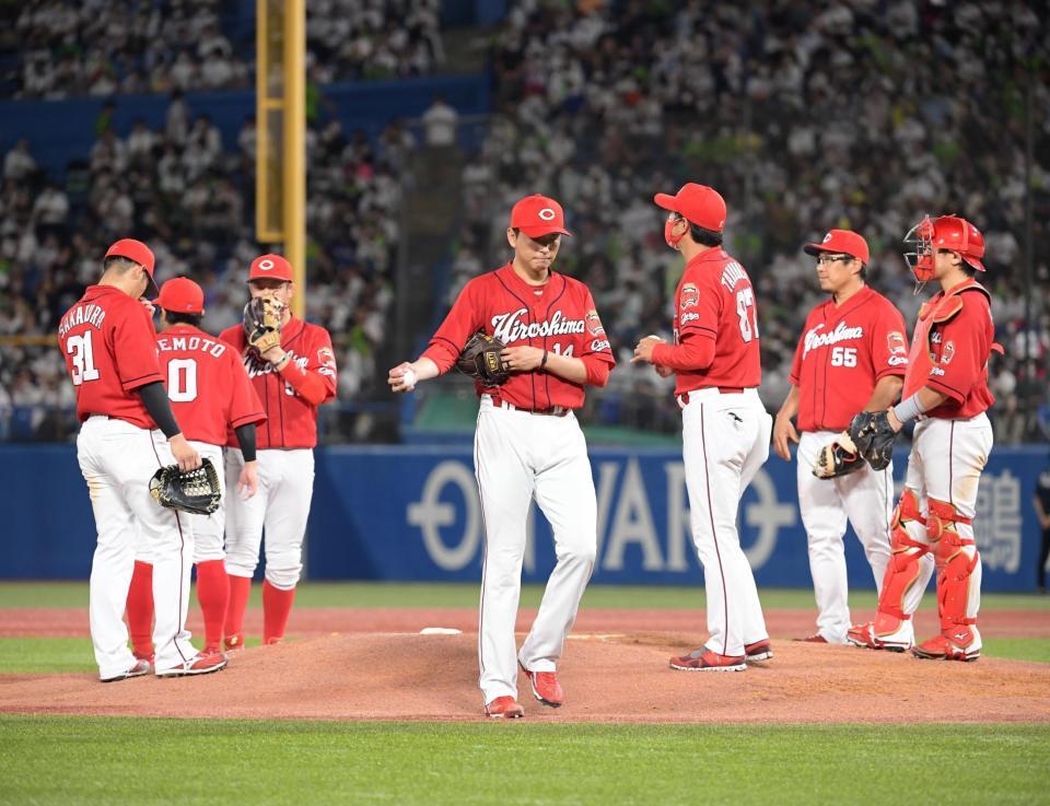 　６回、降板する大瀬良（撮影・金田祐二）