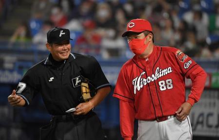 　６回に選手交代を告げる際、長時間ゲームに苦笑する佐々岡監督（右）＝撮影・伊藤笙子