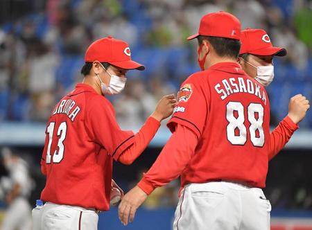 　好救援で２勝目を挙げ、佐々岡監督とグータッチする森浦（撮影・伊藤笙子）